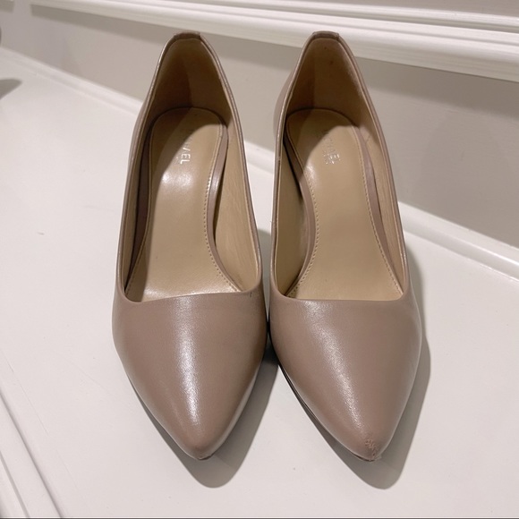 Dorothy Flex Pump
MICHAEL MICHAEL KORS
Light Blush Leather Size 7 - Picture 2 of 6